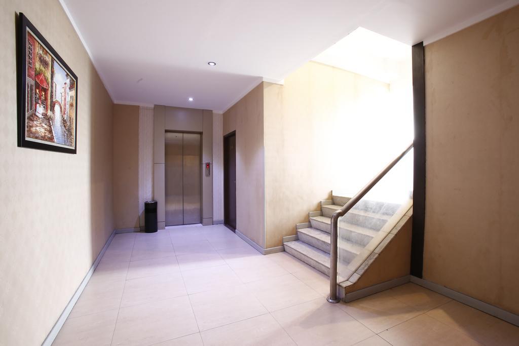 Reddoorz @ Gajah Mada Hotel Jakarta Exterior photo